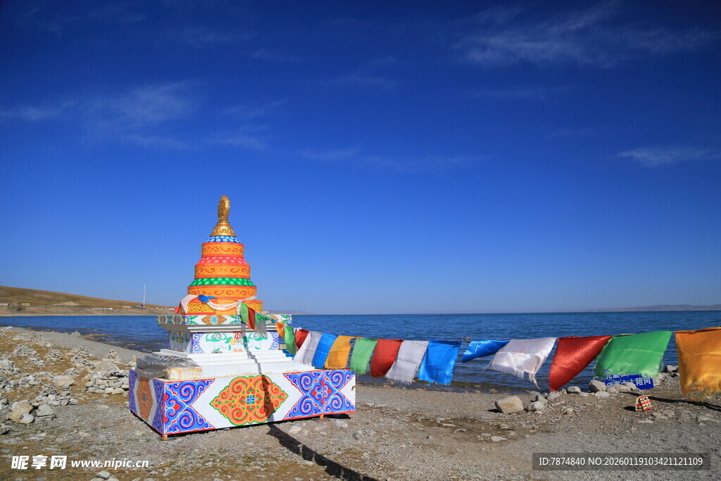 湖畔经幡塔 尽显藏域风情