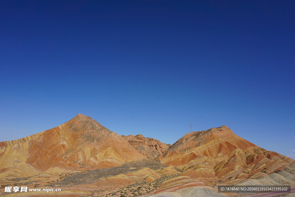 多彩山峦映蓝天