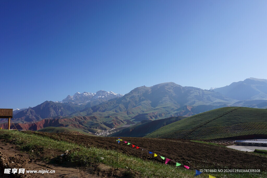 山间美景 多彩帐篷点缀