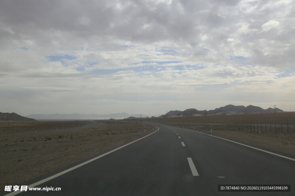 空旷公路延伸至远方