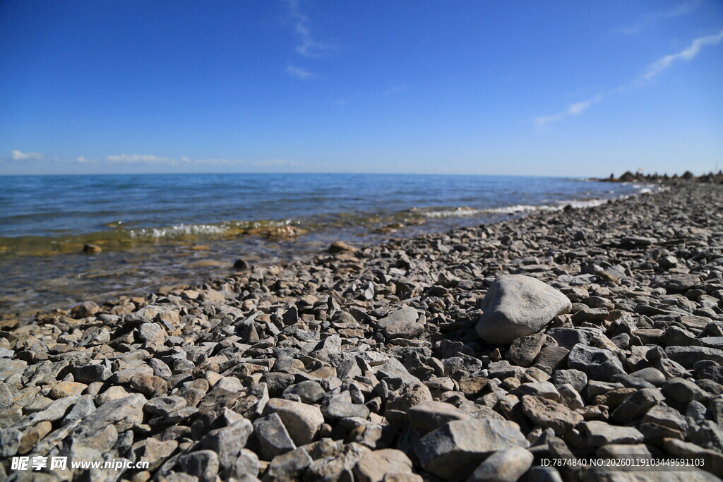 海边嶙峋岩石与湛蓝天空