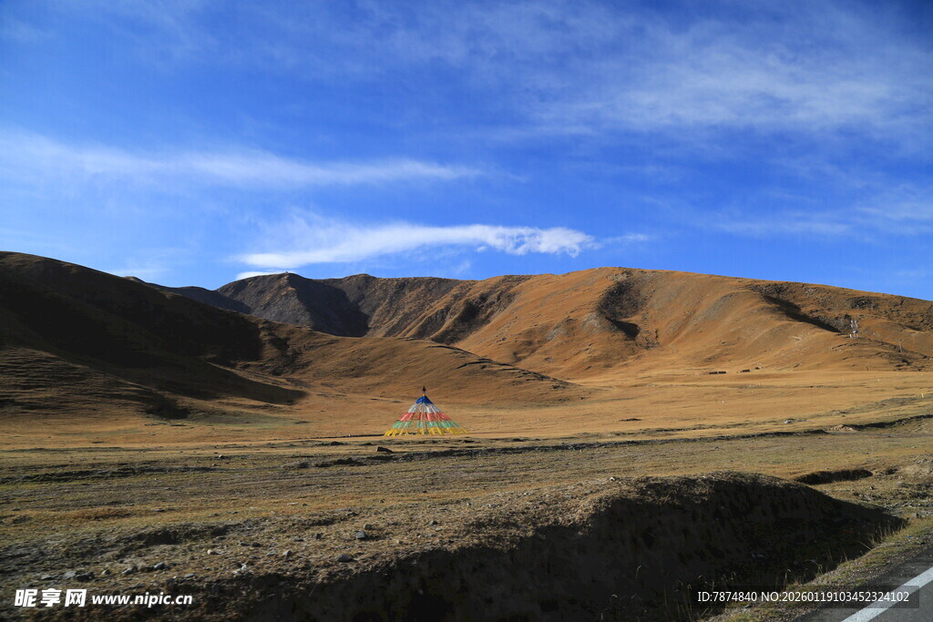 高原公路旁的壮美山色