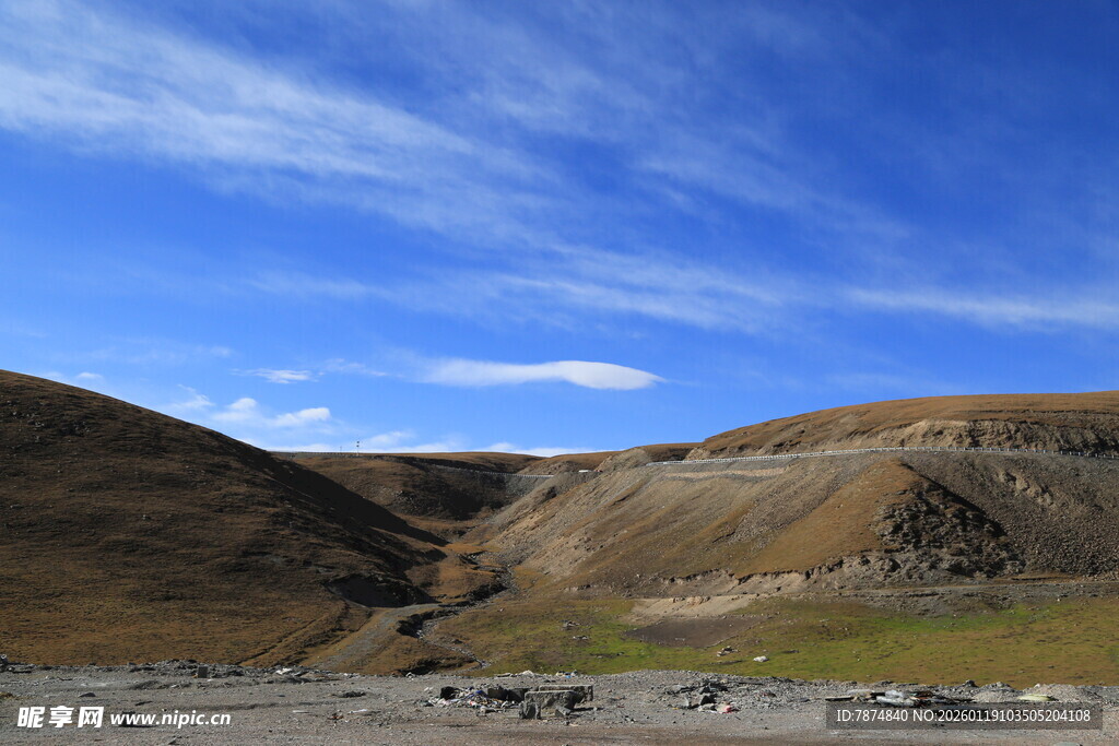 蓝天旷野下的壮美山地景观