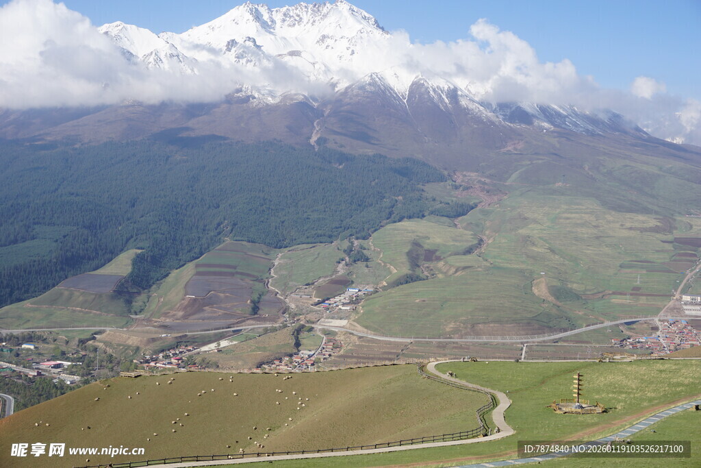 高山下的蜿蜒村落美景