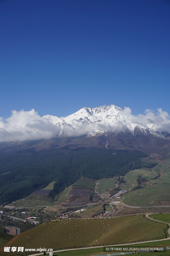 壮丽雪山下的辽阔美景