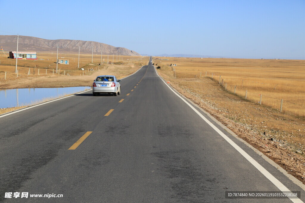 公路上行驶的白色汽车
