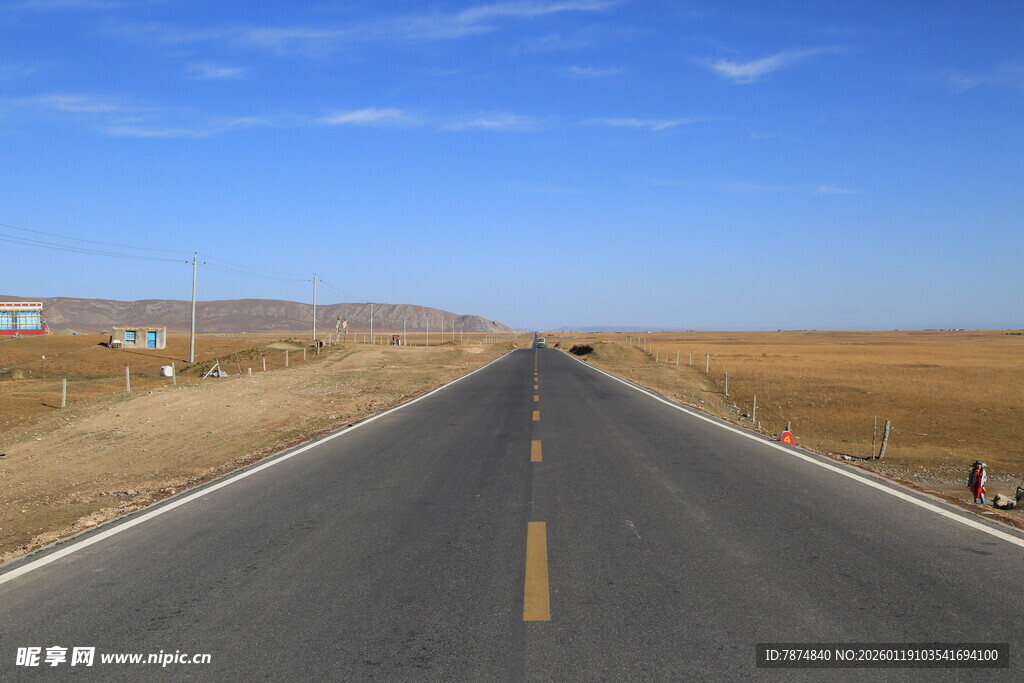 空旷公路延伸至远方