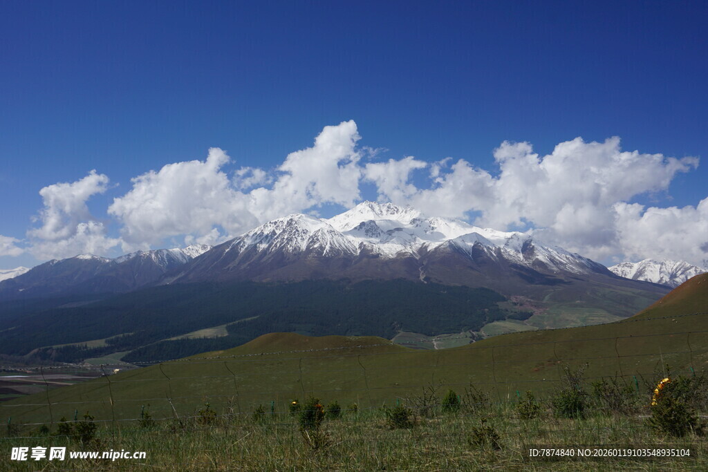 高山蓝天间的壮美风景