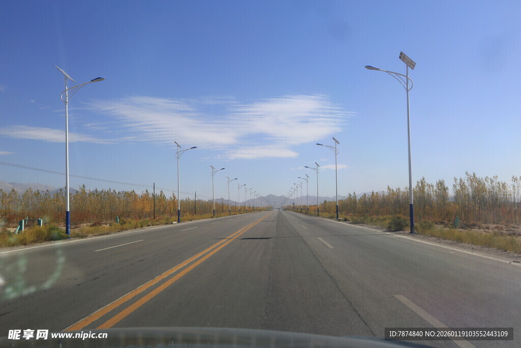 宽阔公路延伸向远方