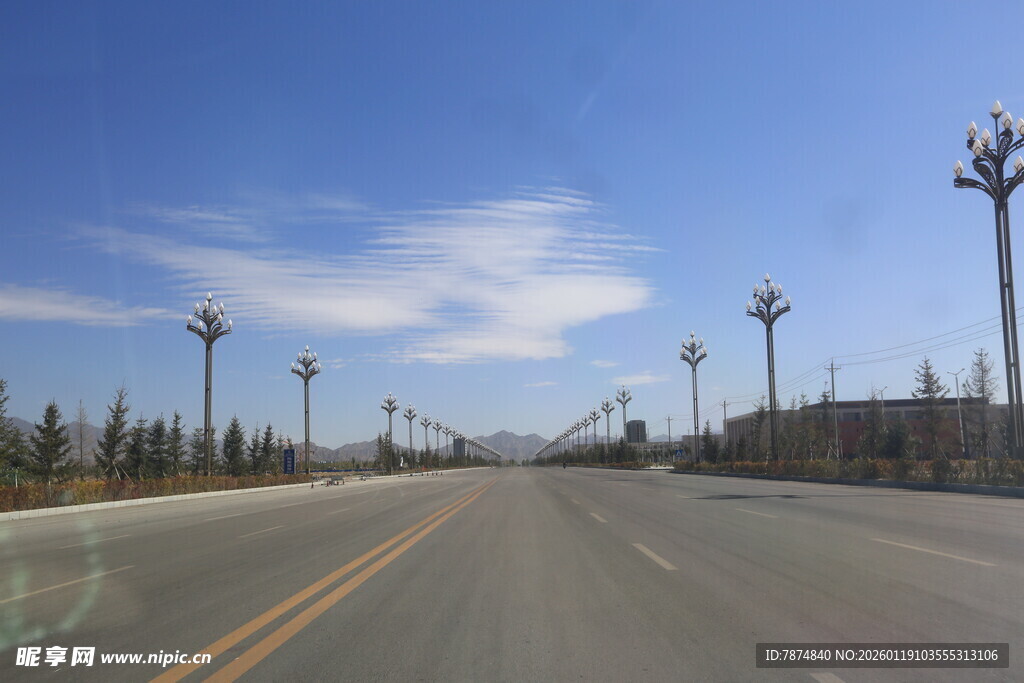 宽阔公路伸向远方
