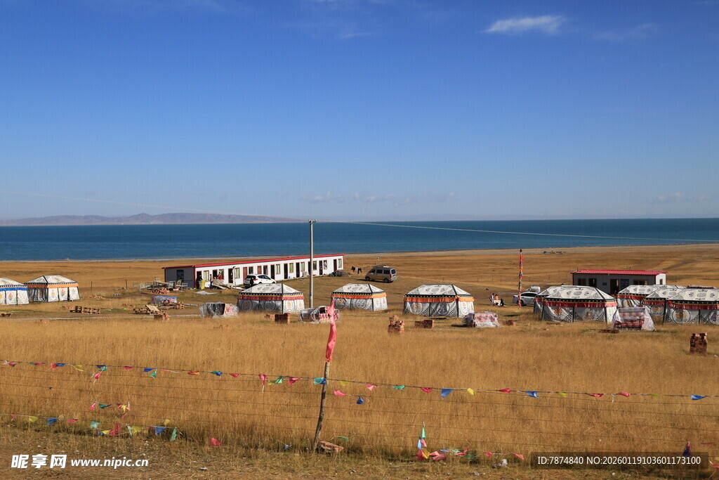 草原上的房屋与辽阔海景