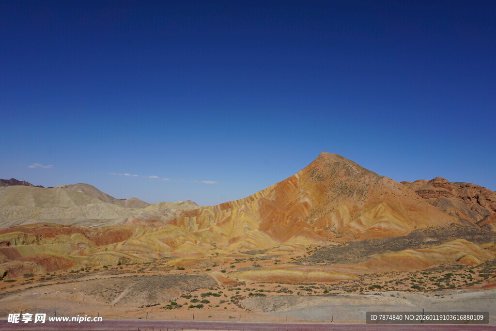 壮丽沙漠山丘景观