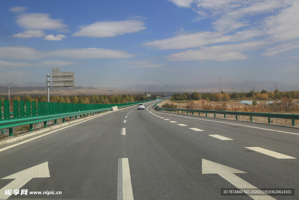 宽阔公路延伸向远方