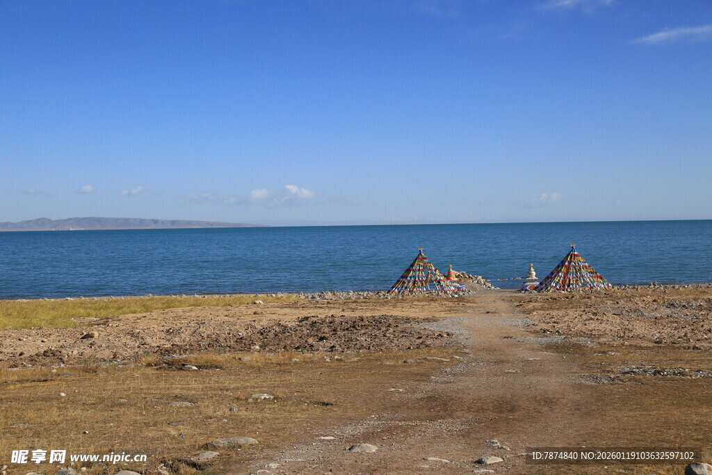湖畔荒野景象