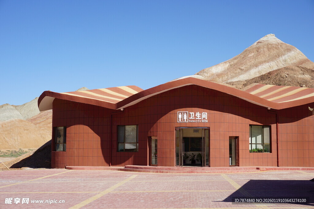 沙漠旁的红砖建筑