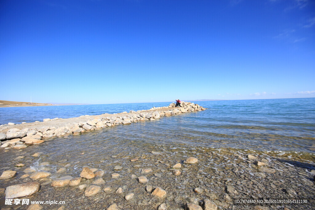 海边石堤 澄澈蓝天与海水