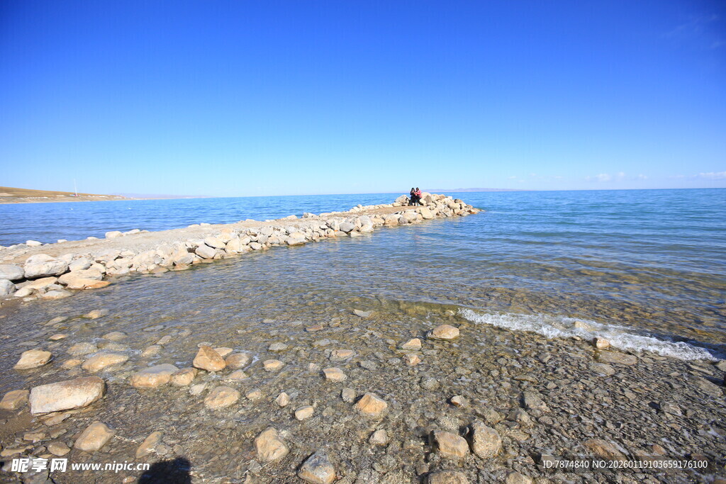 海边碎石堤 蓝天碧水景
