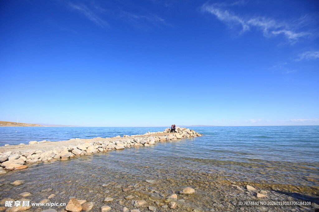 海边石堤 澄澈蓝天海景