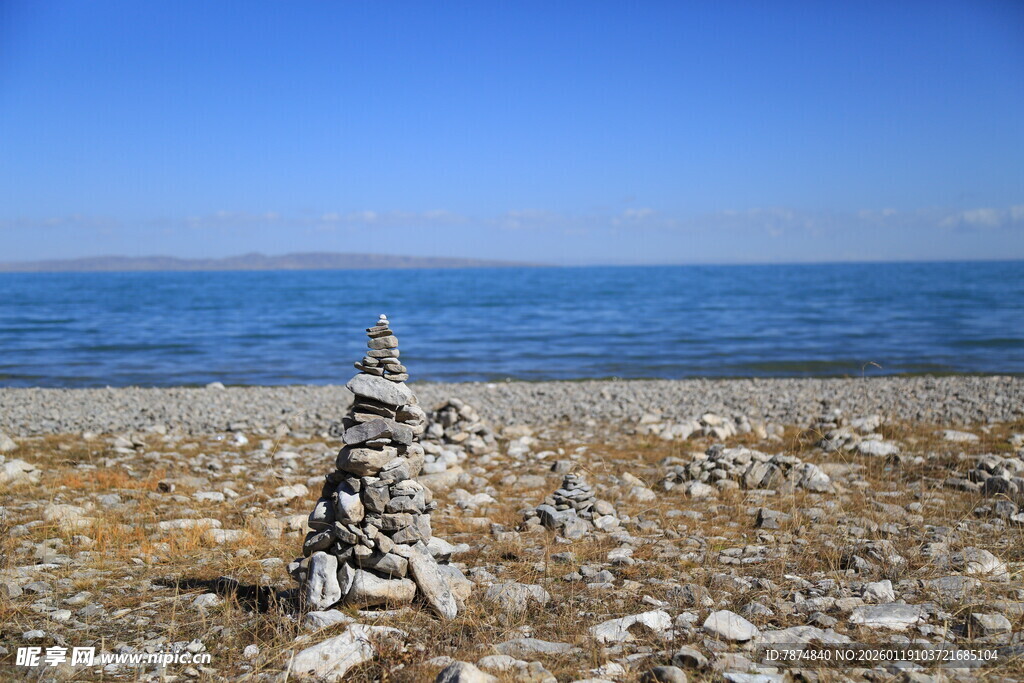 海边石堆与辽阔蓝色海洋