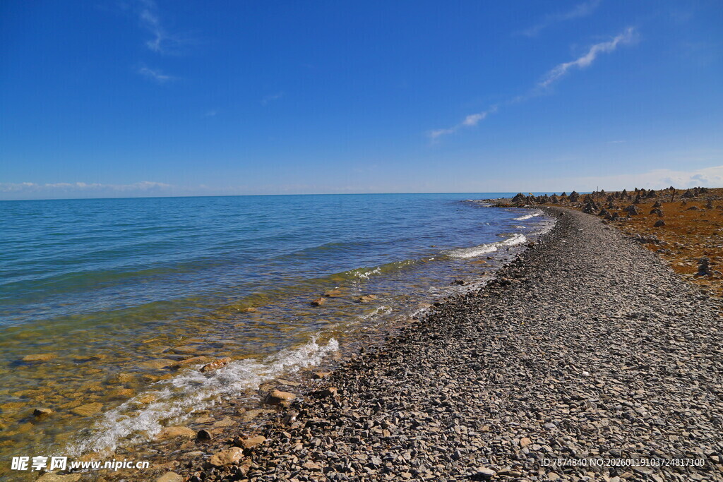 海边碎石滩 蓝天碧水美景