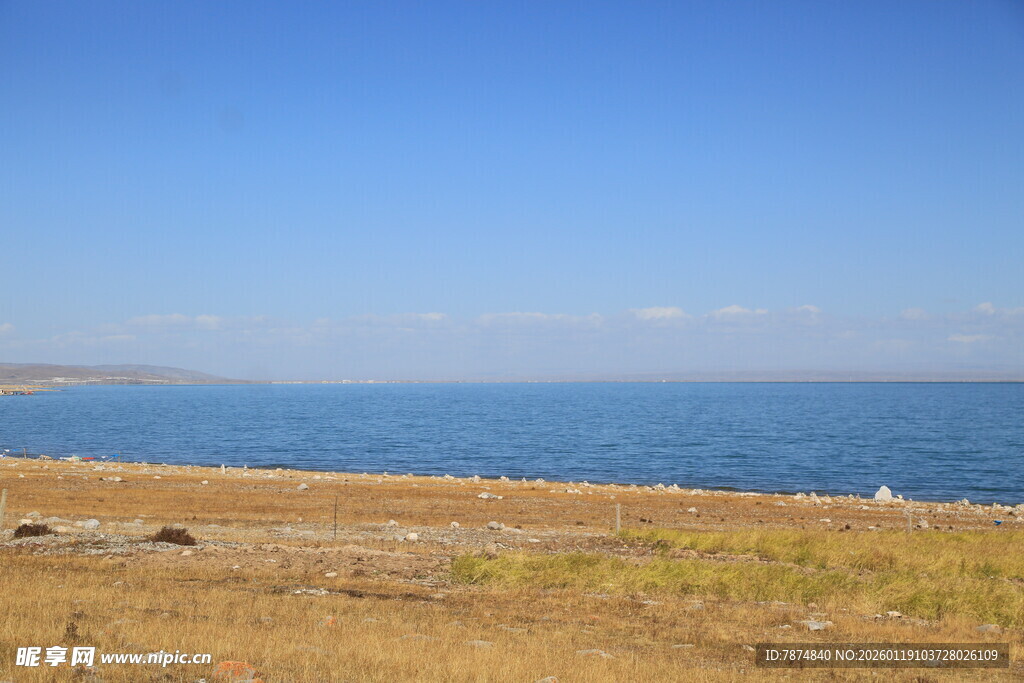 广阔海边的开阔原野景色