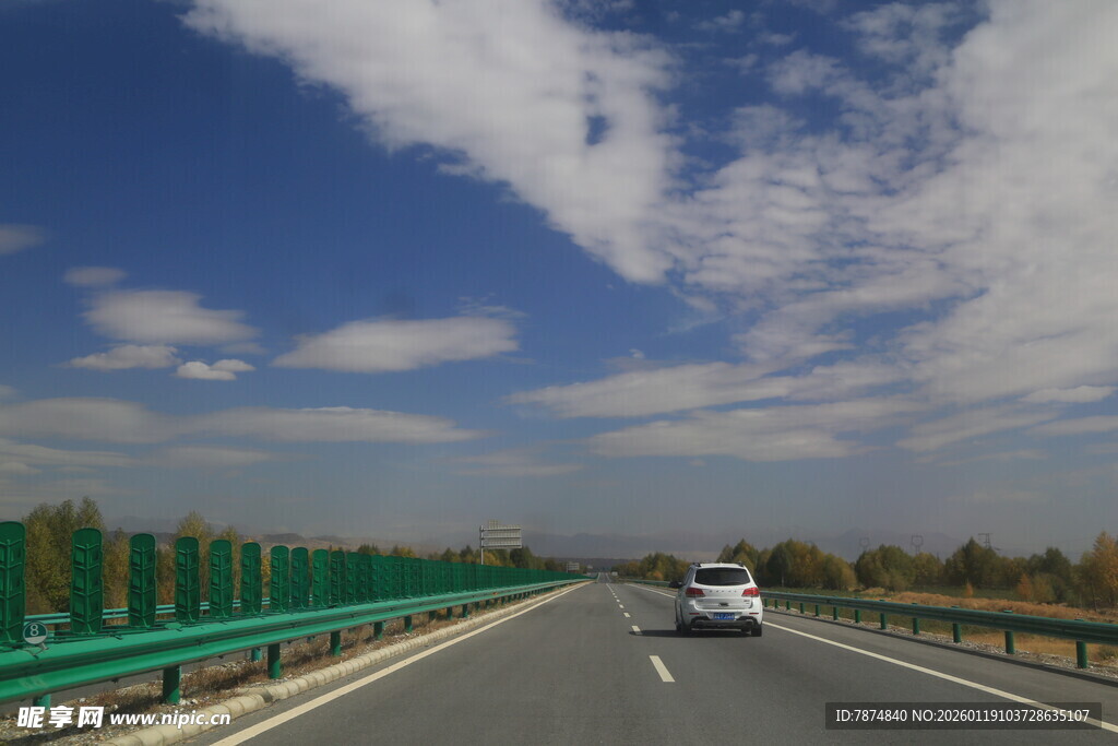 公路上行驶的白色车辆