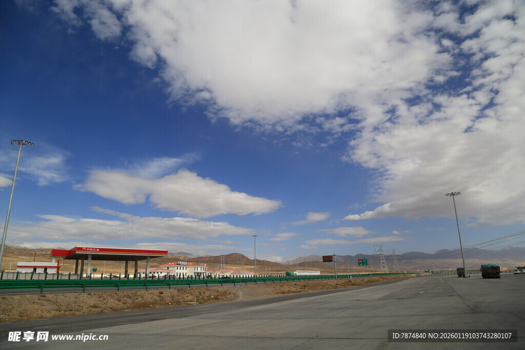 空旷公路与蓝天白云景象