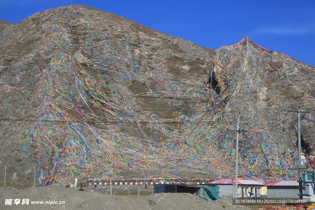山坡经幡飘扬的壮丽景观