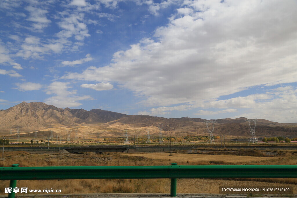 蓝天白云下的远山风景