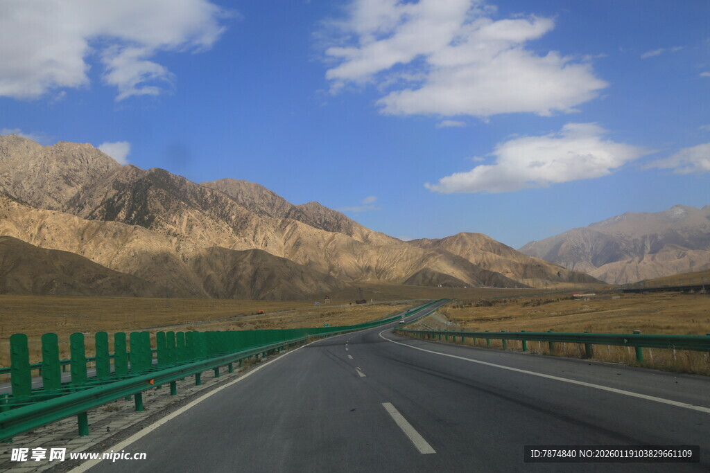 公路穿行于壮美山川之间