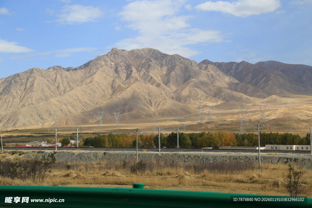 公路旁的壮丽山脉景观