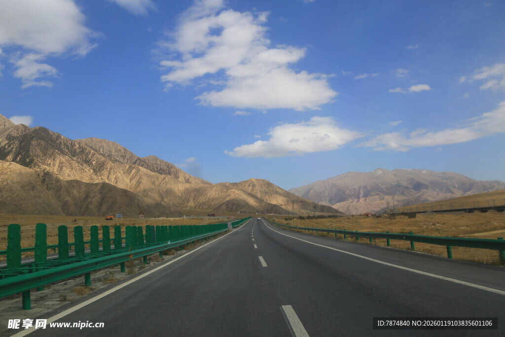 宽阔公路伸向远方