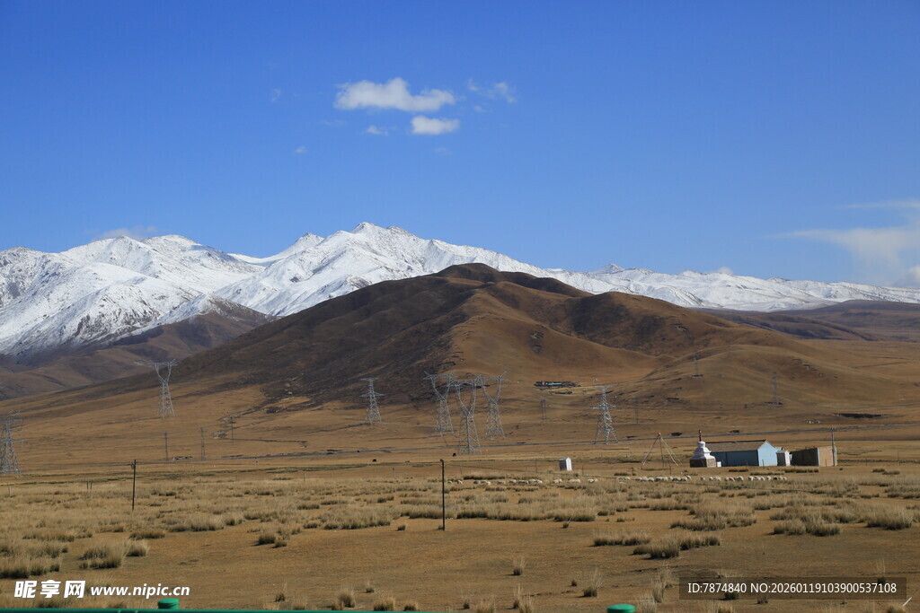雪山下的旷野风光