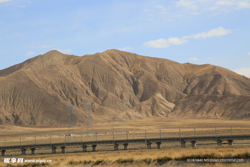 公路旁的壮丽山脉景观