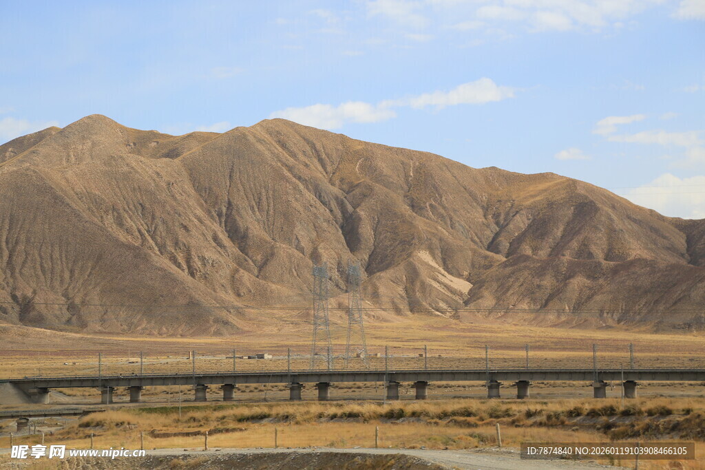 公路旁的壮丽山峦