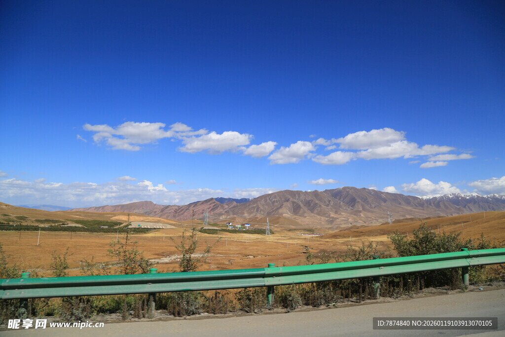 公路旁的旷野与蓝天美景
