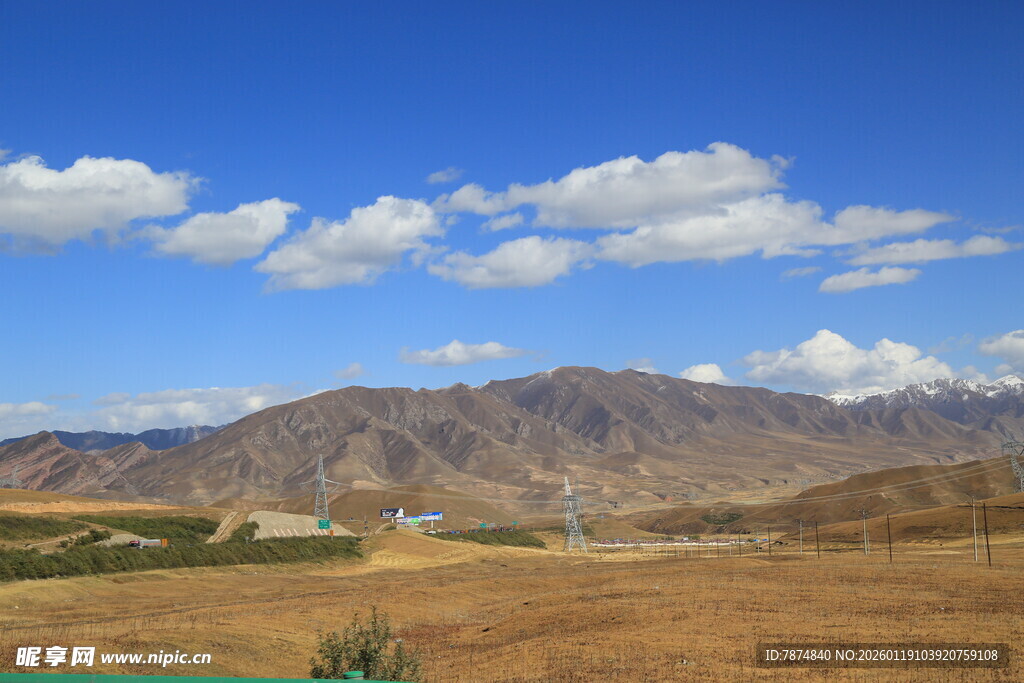 广阔原野与远处山峦风景