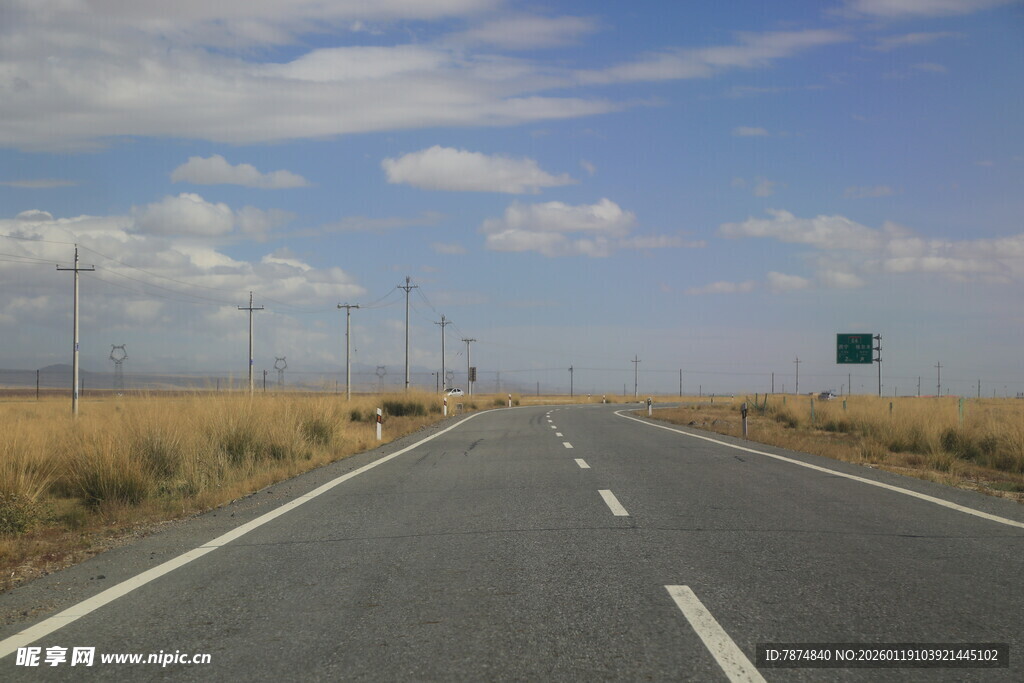 空旷公路伸向远方