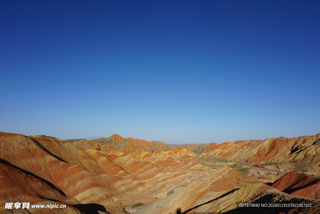 七彩斑斓的壮丽山地景观