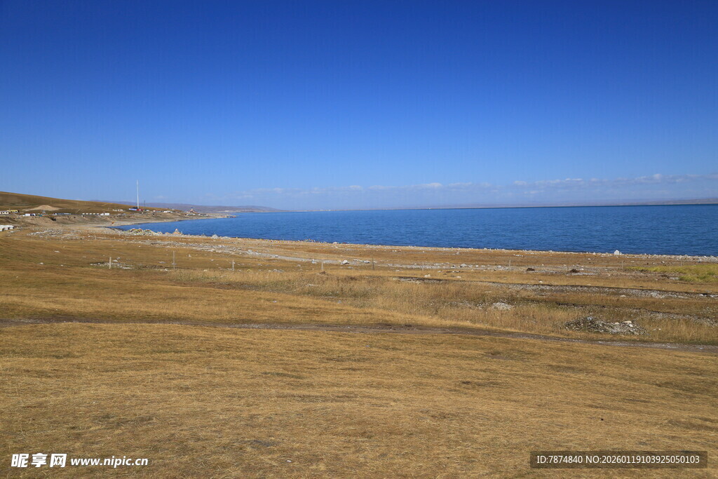 广阔原野与湛蓝大海景致