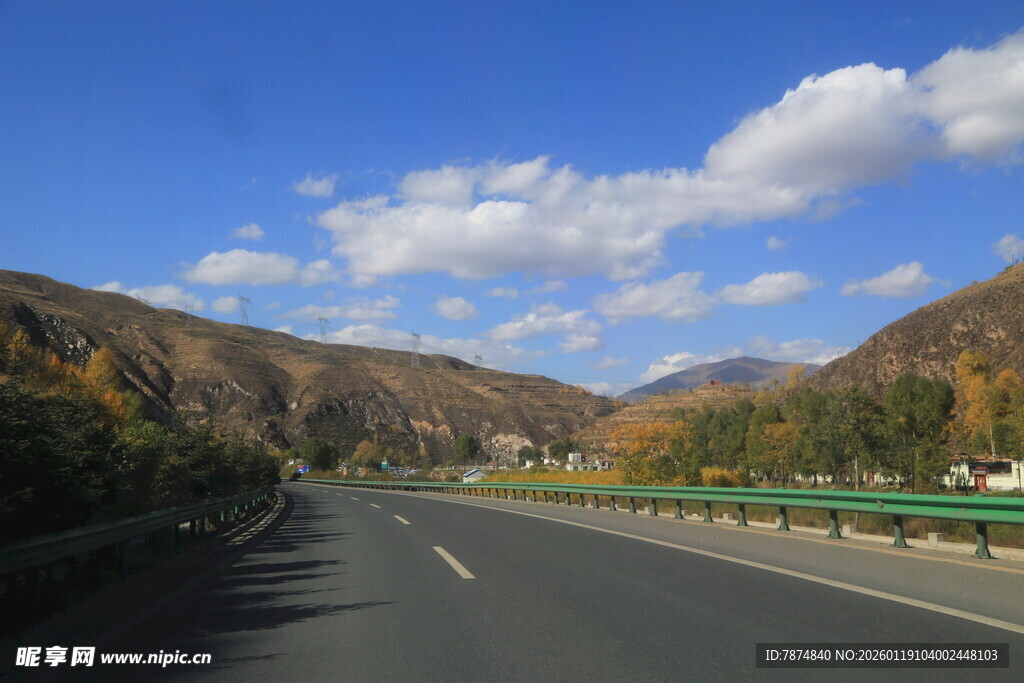 秋日山间公路美景