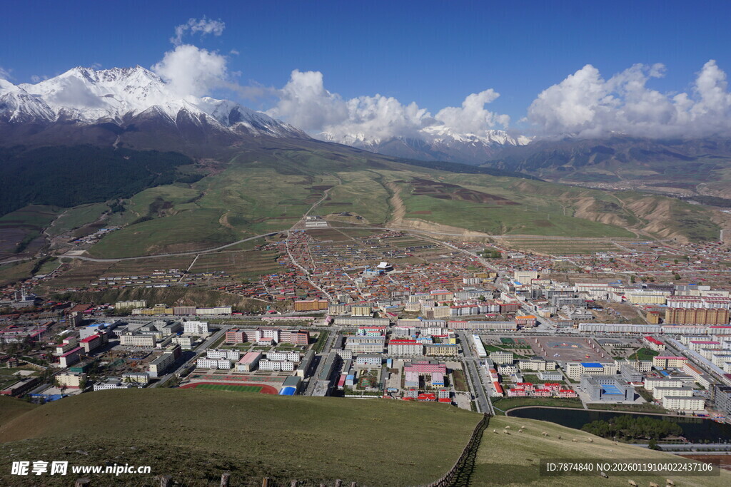 俯瞰山间城镇美景