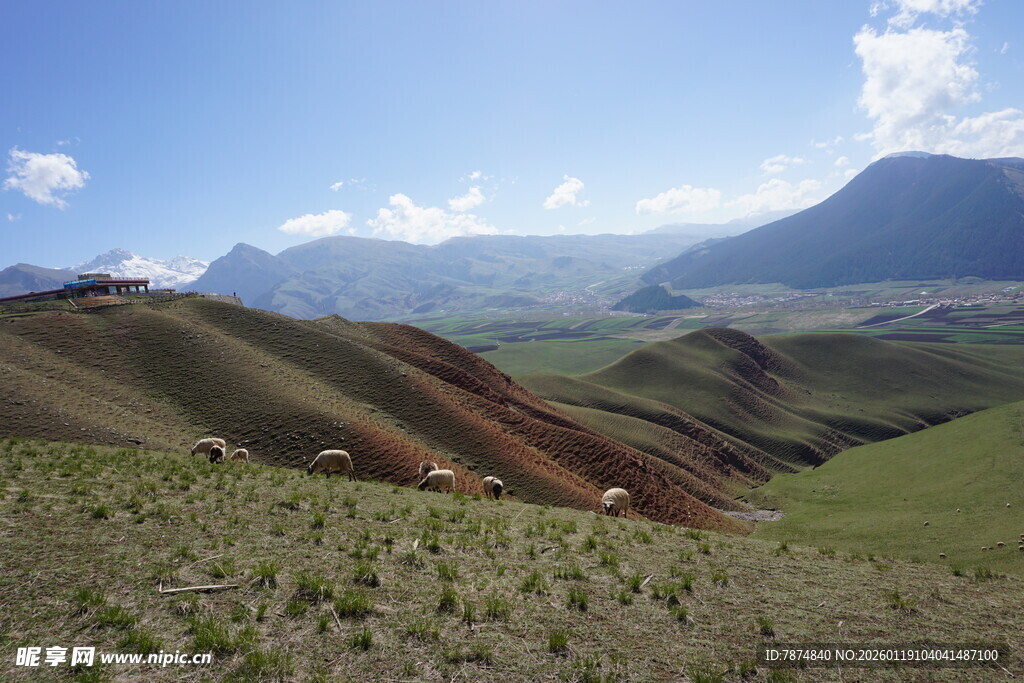 山间多彩地貌风景