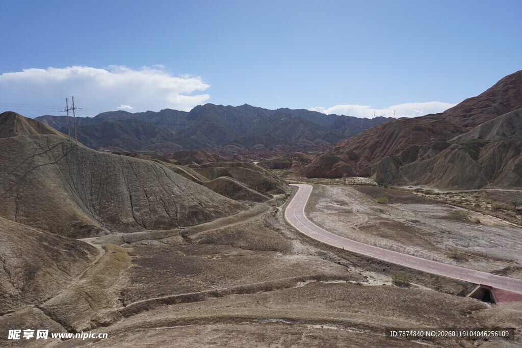 荒漠蜿蜒公路景观