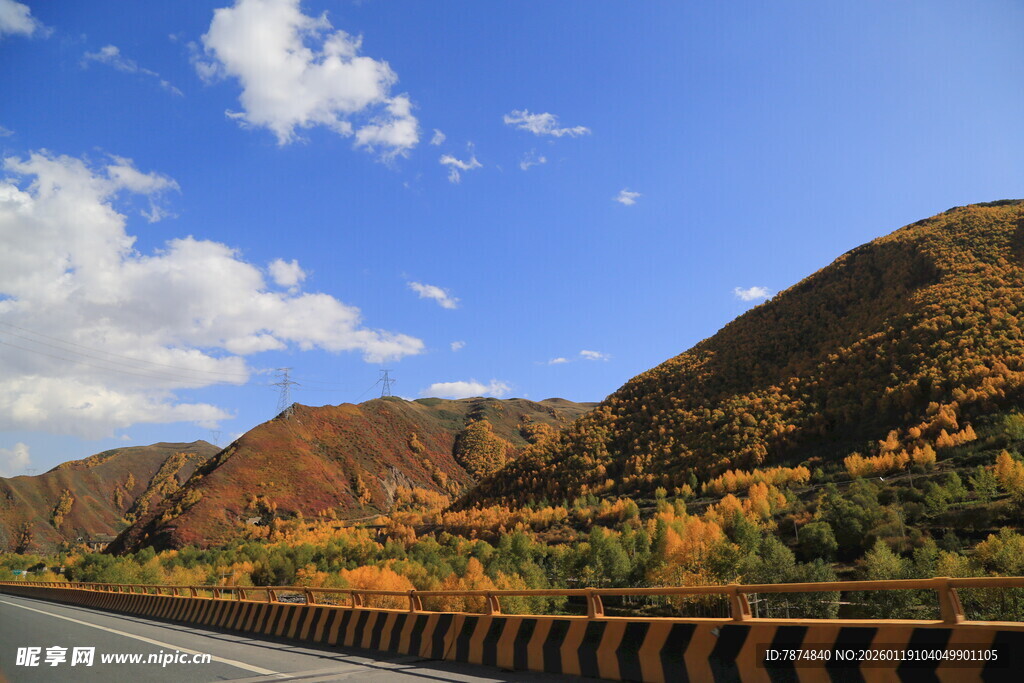 秋日公路旁的多彩山峦