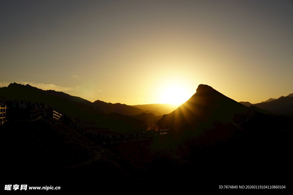 夕阳下的山峦美景