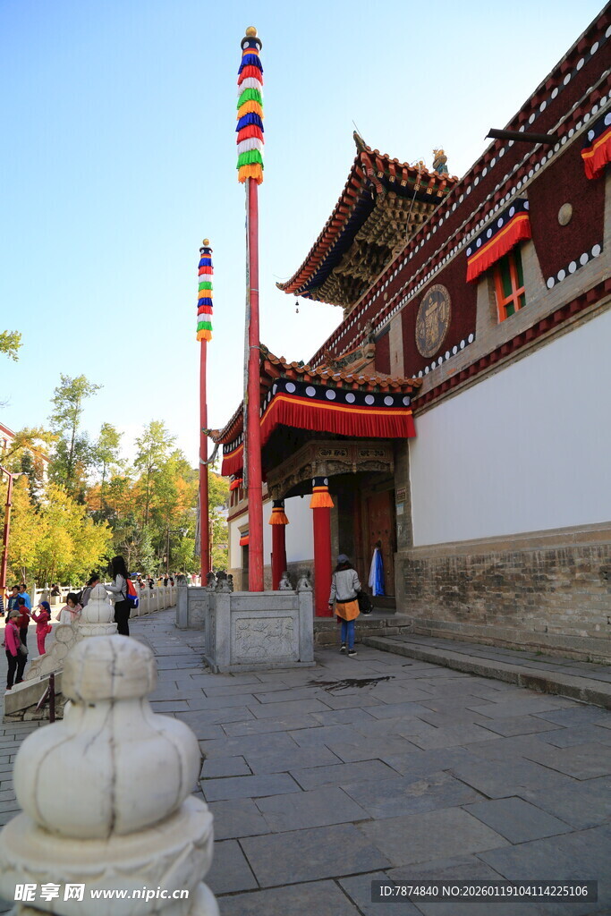 古建庙宇前的多彩经幡
