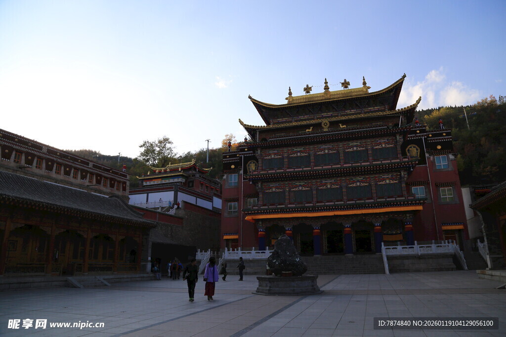 古寺庭院中的行人与建筑