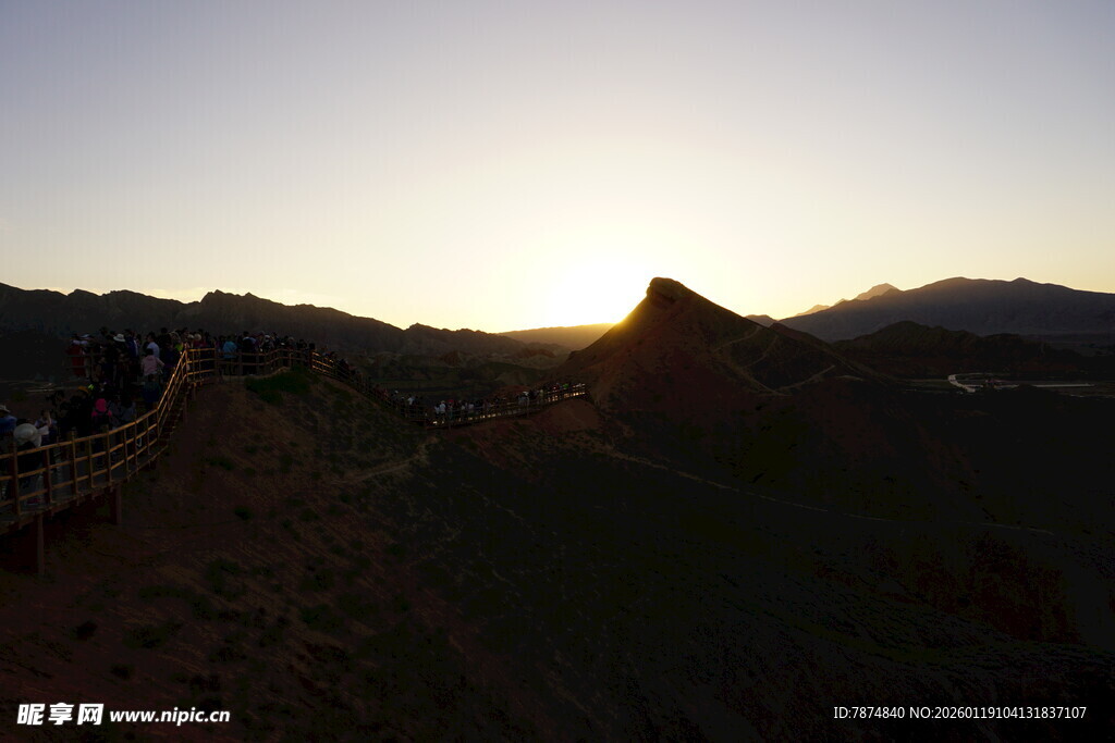 夕阳下的山峦美景