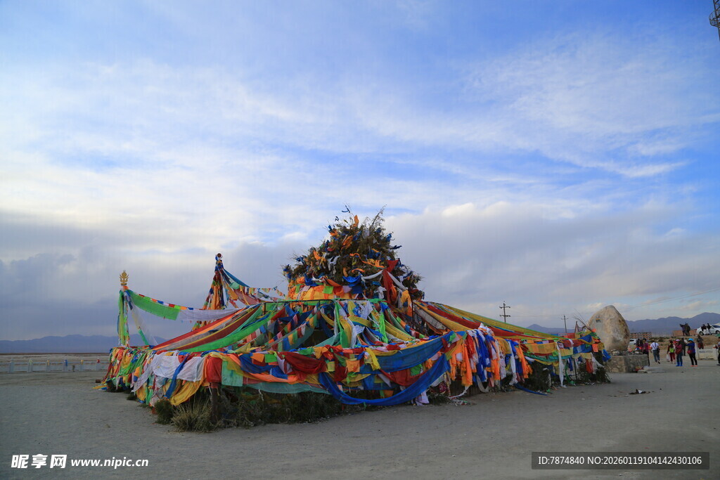青海湖畔五彩经幡景观